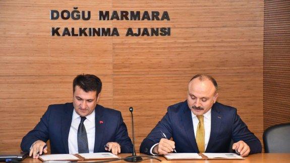 Doğu Marmara Kalkınma Ajansı ile Sözleşmeyi Müdürümüz İmzalarken