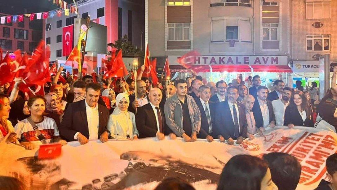 Darıca'da Cumhuriyetimizin 100. Kuruluş Yıldönümü Kutlamaları Kapsamında Fener Alayı Yürüyüşü Yapıldı